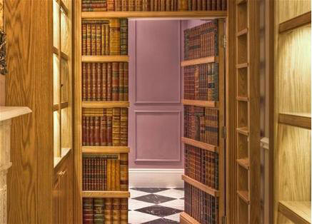 bibliothque intgrant une porte secrte