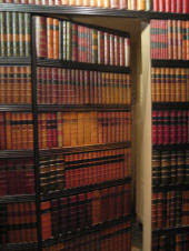 Porte dérobée dans une bibliothèque formée de jolis dos de livres