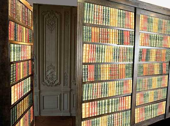 Double porte dérobée dans une bibliothèque masquant une pièce en boiseries